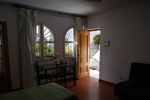 Cots/infant beds, rollaway beds, free WiFi, bed sheets - Hostal Alcazar I (Córdoba)