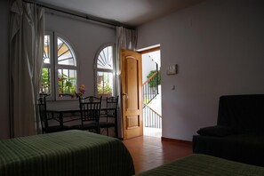 Cunas, camas plegables/adicionales, wifi gratis y ropa de cama 