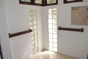 Villa, 4 Bedrooms, Non Smoking, Kitchen | Bathroom | Towels