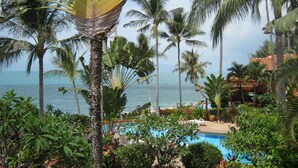A resort with a pool surrounded by palm trees and a view of the ocean. - 4 Bedroom Villa 4 SDV025-By Samui Dream Villas (Koh Samui)