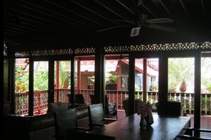 Villa, 4 Schlafzimmer, Nichtraucher, Küche | Wohnbereich | Flachbildfernseher