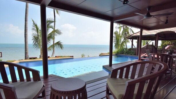 A wooden deck with a pool, chairs, and a view of the ocean. - 3 Bedroom Beach Front Villa with Private Pool - P3 SDV026-By Samui Dream Villas (Koh Samui)