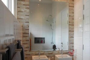 Villa, 2 chambres, non-fumeurs, cuisine | Salle de bain | Serviettes fournies