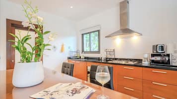 Villa, 2 Bedrooms, Non Smoking, Kitchen | Private kitchen | Full-sized fridge, microwave, oven, stovetop
