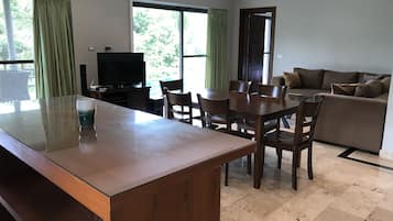 Villa, 4 Bedrooms, Non Smoking, Kitchen | Living area