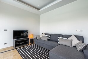 Luxury-Villa, 3 Schlafzimmer, Küche, Meerblick | Wohnbereich | Flachbildfernseher