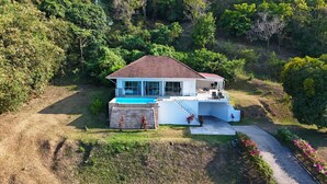 A modern house with a swimming pool, surrounded by lush greenery. - 3 Bedroom Sea View Villa Mikia SDV007 - By Samui Dream Villas (Koh Samui)