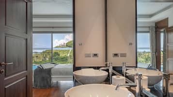 ๋ญ์
๋ฆฌ ๋น๋ผ, ์นจ์ค 3๊ฐ, ์ฃผ๋ฐฉ, ๋ฐ๋ค ์ ๋ง | ์์ค | ํ์