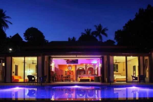 Mặt tiền nơi lưu trú - ban đêm