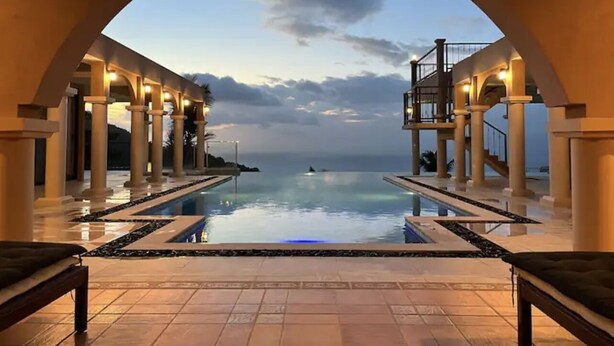 An infinity pool with a view of the ocean, surrounded by columns and a covered walkway. - 16 Bedroom Sea View Triple Villas Angthong Hills SDV205/SDV227/SDV190-By Samui Dream Villas (Koh Samui)