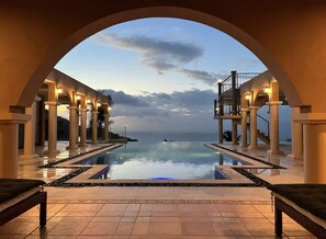 An infinity pool with a view of the ocean, surrounded by columns and a covered walkway. - 16 Bedroom Sea View Triple Villas Angthong Hills SDV205/SDV227/SDV190-By Samui Dream Villas (Koh Samui)