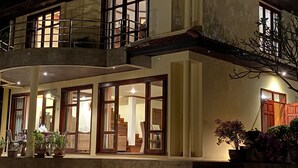 A two-story house with a balcony, large windows, and potted plants. - 7 Bedroom Twin Villas TG48+TG25 on Beach Front Resort SDV282/288-By Samui Dream Villas (Koh Samui)