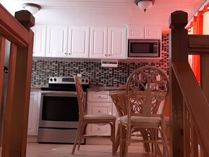 Deluxe Villa, Non Smoking, Ocean View (regular staircase) | Bếp riêng | Tủ lạnh, lò vi sóng, lò nướng, bếp nấu