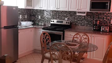 Deluxe Villa, Non Smoking, Ocean View (regular staircase) | Cuisine privée