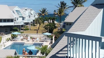 Villa Standard, vue piscine | Vue depuis le balcon