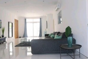 TV - MicanApartments by Mary serwah ocansey (Accra)