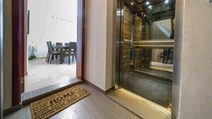 Ein Hotel Eingang mit einer Schiebetür, die zu einem Essbereich führt.