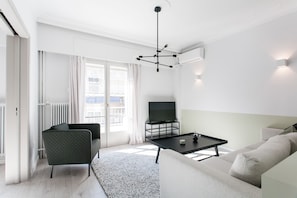 Apartment, 2 Schlafzimmer | Wohnzimmer | 43-Zoll-Smart-TV mit Satellitenempfang, Fernseher, Netflix