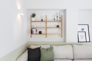 Departamento, 2 habitaciones | Sala de estar | Smart TV de 43 pulgadas con canales vía satélite, televisión y Netflix 