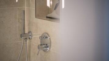 Dusche, Haartrockner, Handtücher, Seife