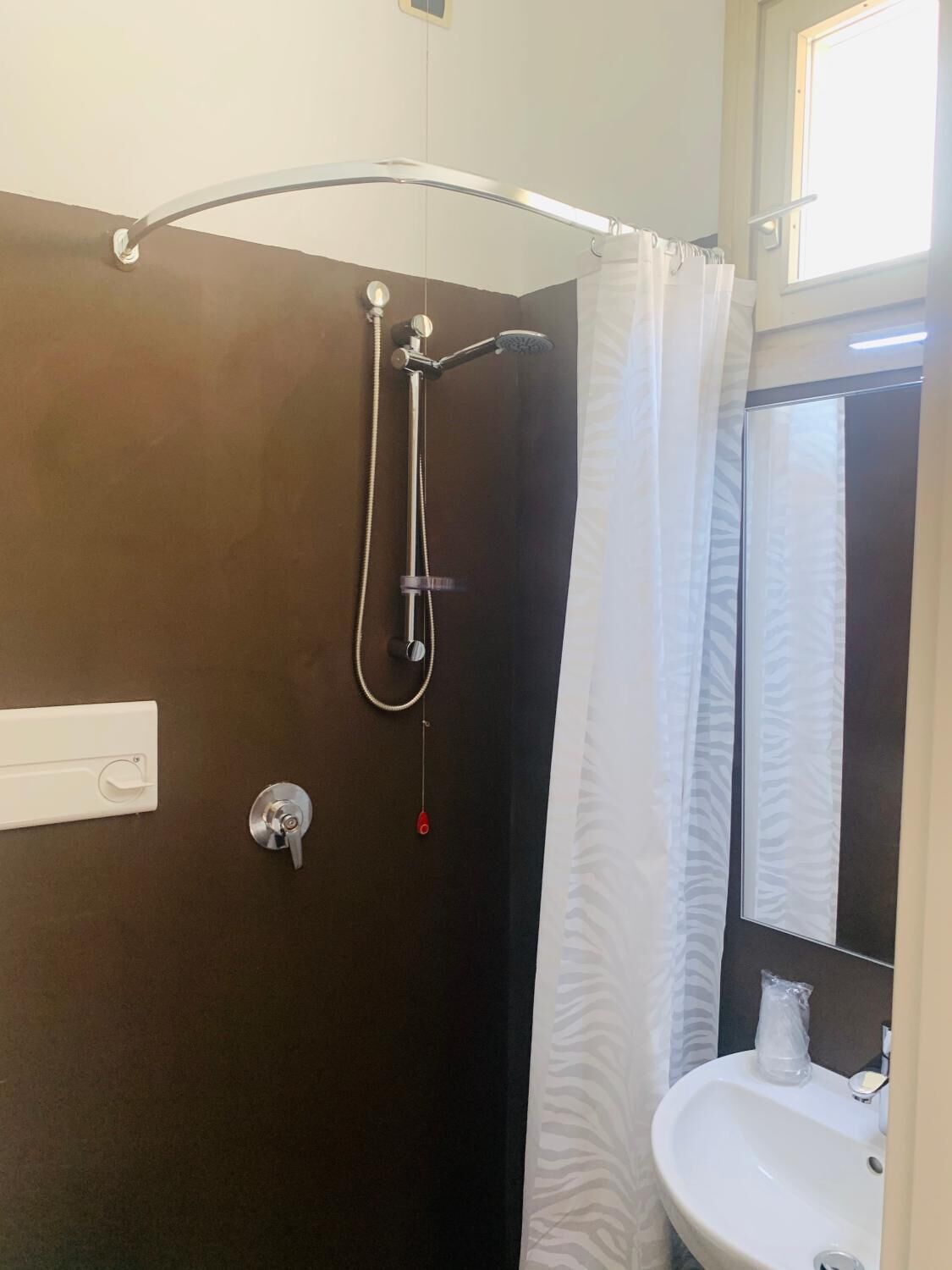 single room | bathroom | free toiletries, hair dryer, slippers, bidet