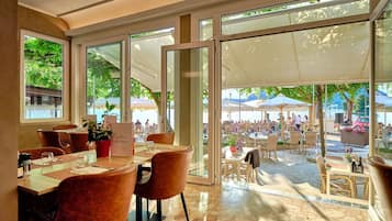 Mittagessen, italienische KĂŒche, Blick auf den Strand