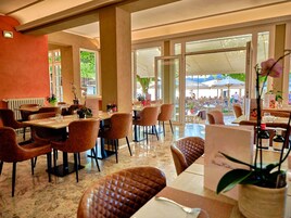 Se sirven almuerzos y cocina italiana, con vista a la playa 