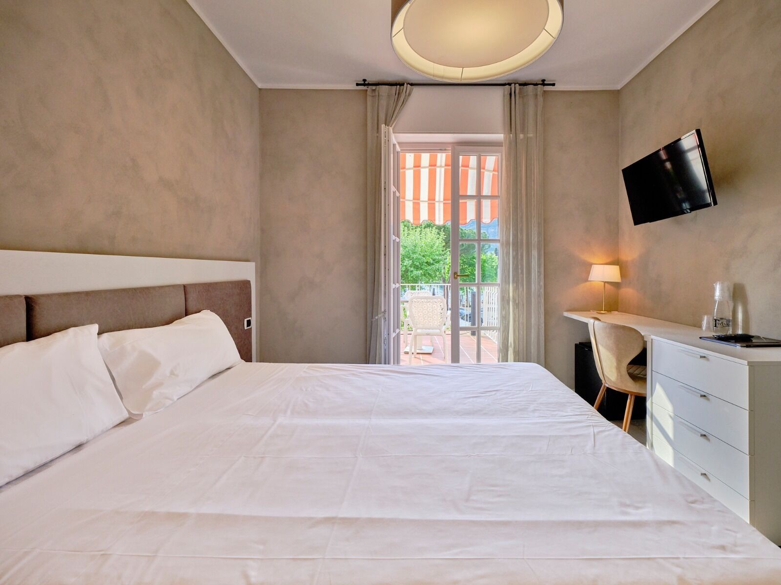 double or twin room, lake view | 1 bedroom, minibar, free wifi