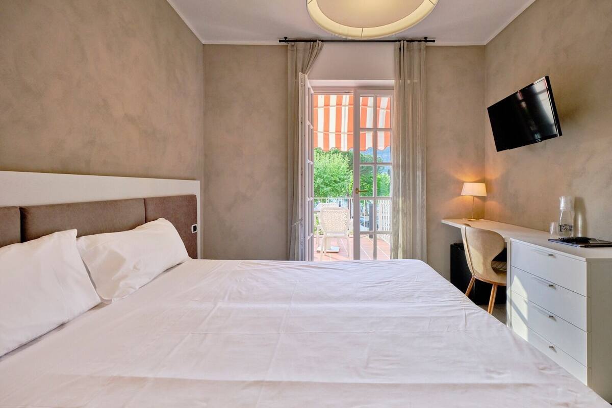 double or twin room, lake view | 1 bedroom, minibar, free wifi