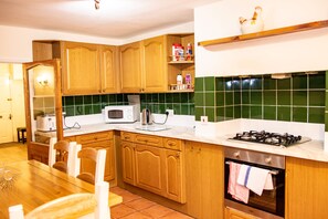 House, 3 Bedrooms | Private kitchen | Electric kettle