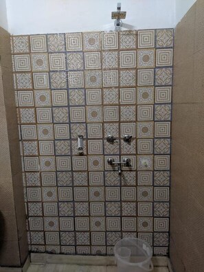 Habitació doble Deluxe | Bany | Dutxa, capçal de dutxa tipus cascada i articles de tocador gratuïts 