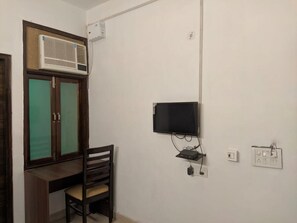 Deluxe Double Room | Television