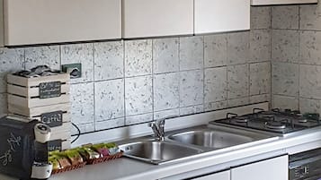 Oven, cookware/dishes/utensils