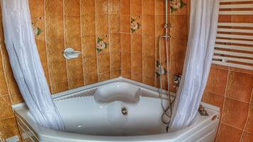 Jetted bathtub