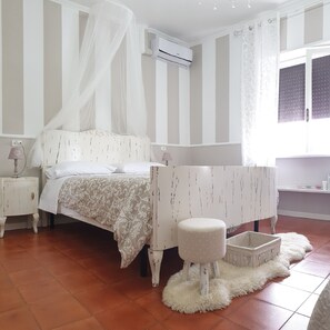 Habitación triple (Shabby) | Decoración personalizada, muebles diferentes y wifi gratis 