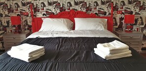 Habitación triple (Pop Art) | Decoración personalizada, muebles diferentes y wifi gratis 