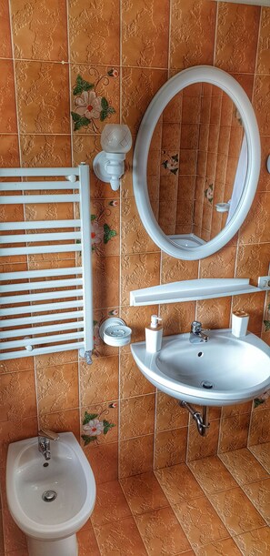 A bathroom with a white sink, a mirror, and a towel rack. - B&B Ricci by holidayngo (Roccasecca)