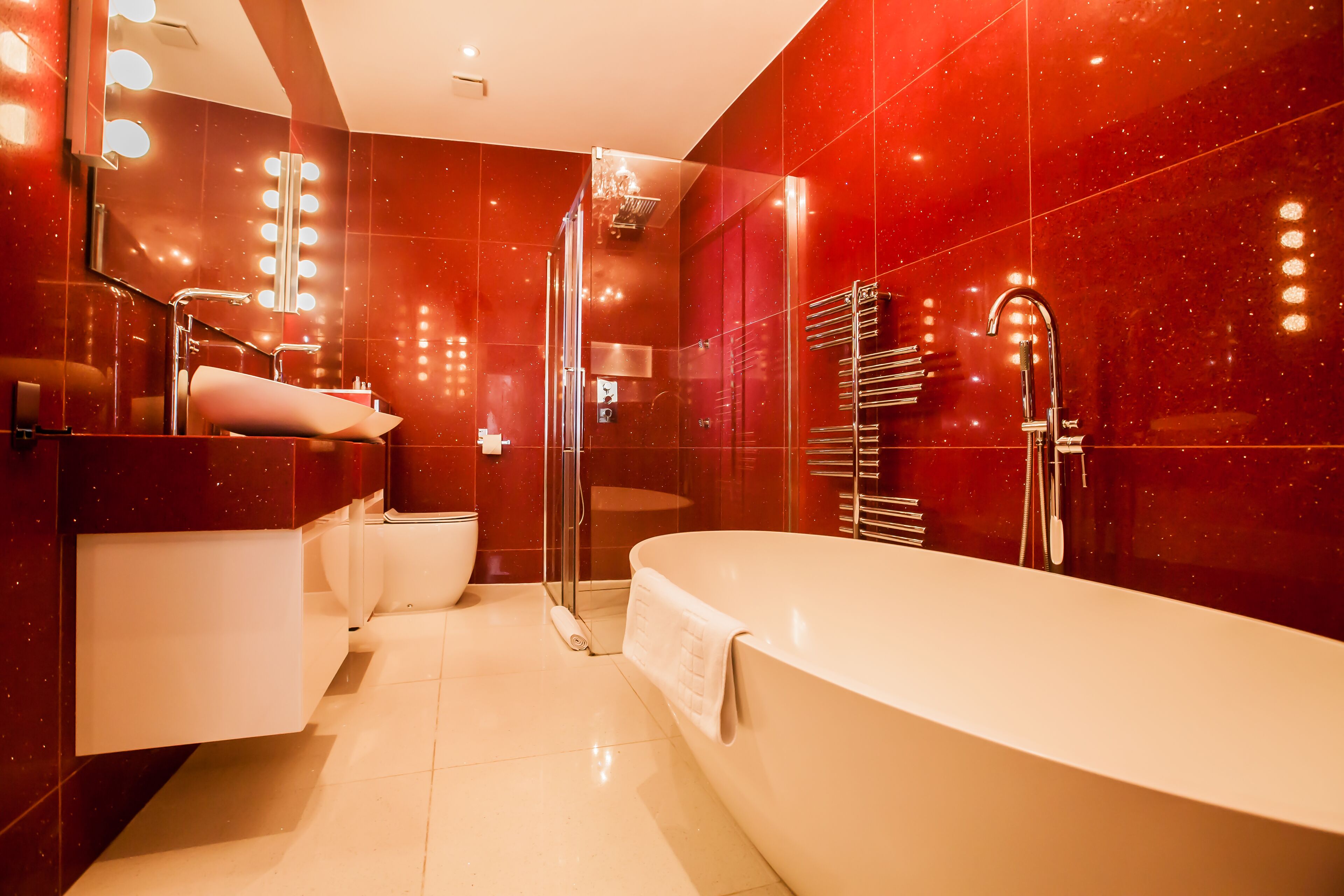 Luxury Apartment, 2 Bedrooms | Deep-soaking bathtub
