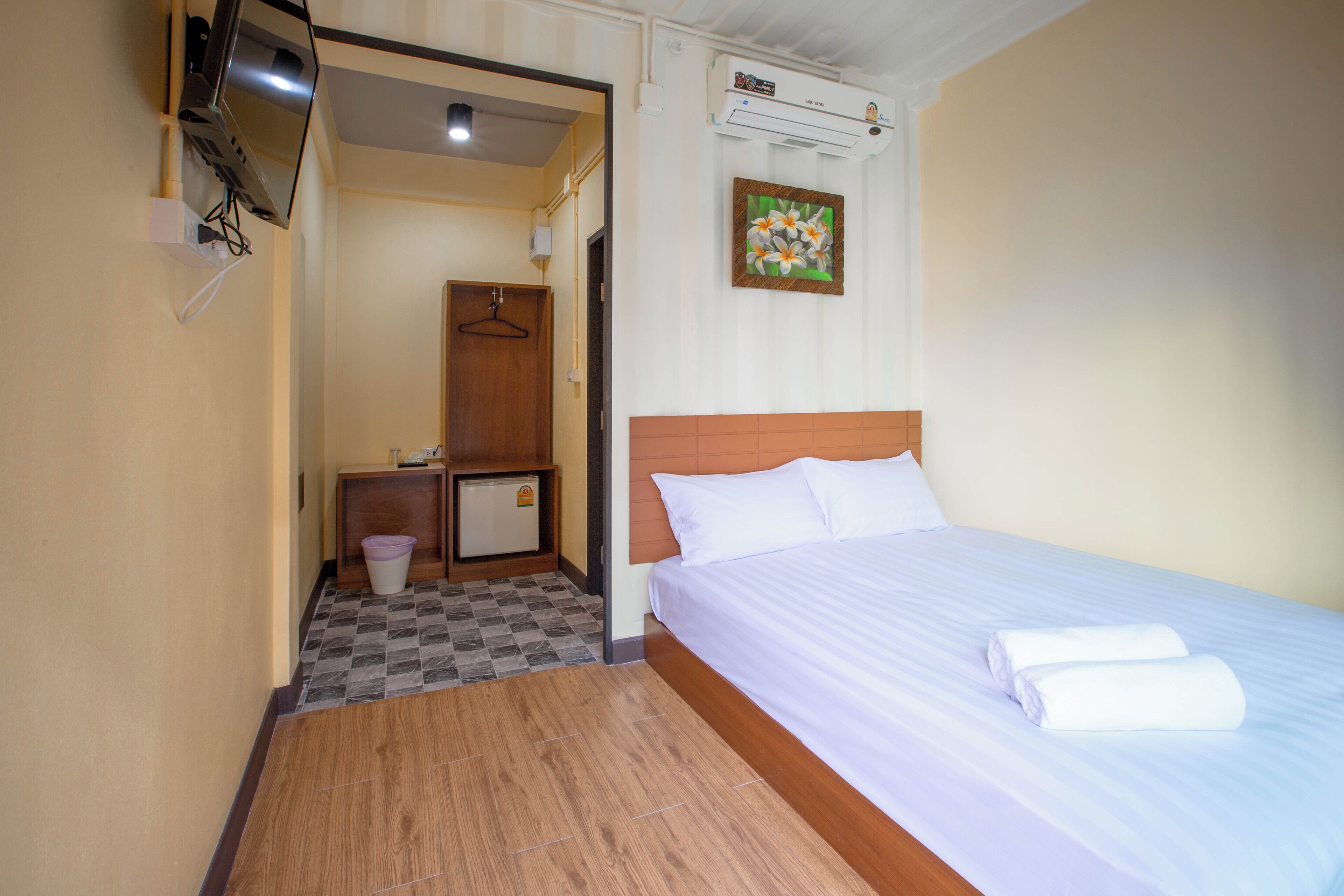 standard room, 1 queen bed | 1 bedroom, desk, blackout curtains, free wifi