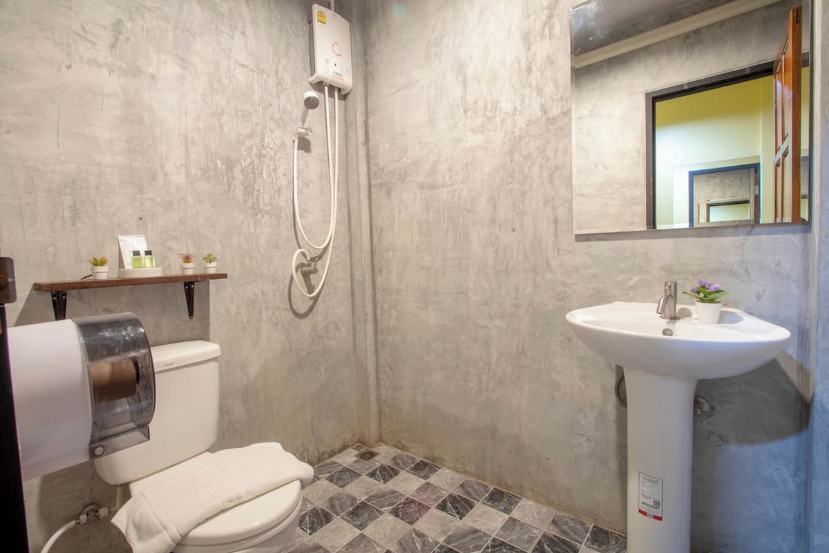 shower, free toiletries, towels, soap