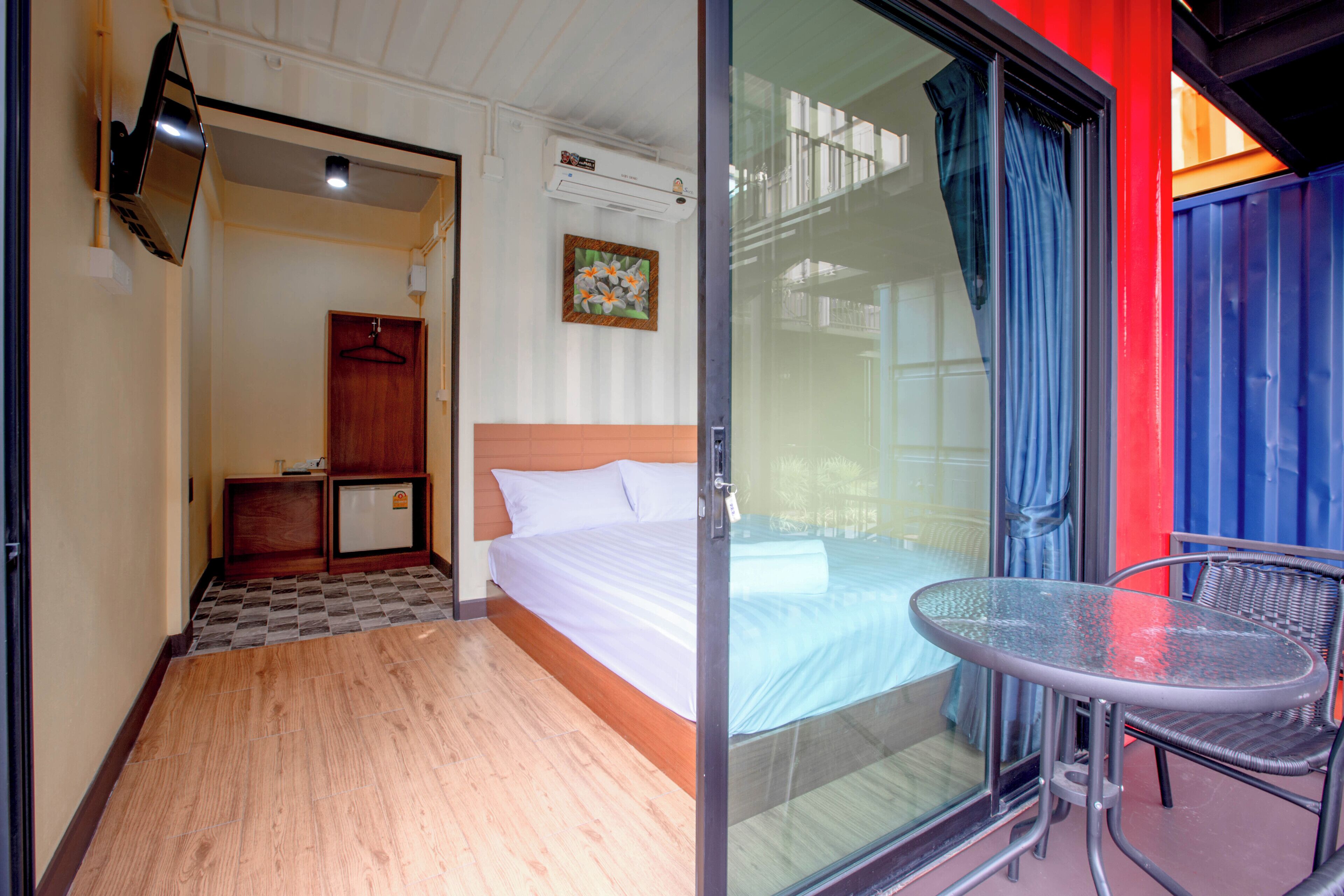 standard room, 1 queen bed | 1 bedroom, desk, blackout curtains, free wifi