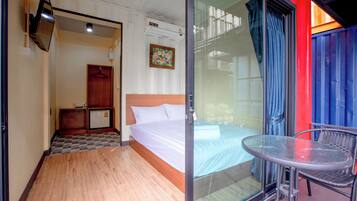 Escritorio, cortinas blackout, wifi gratis y ropa de cama