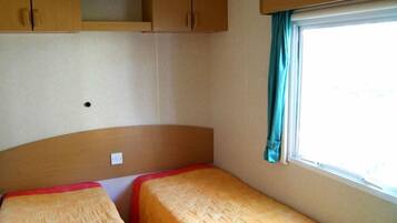 2 bilik tidur, meja, seterika/papan seterika, katil bayi/kot (percuma)