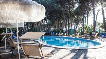 Kolam renang terbuka bermusim