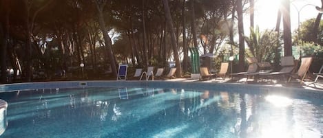 Una piscina al aire libre de temporada