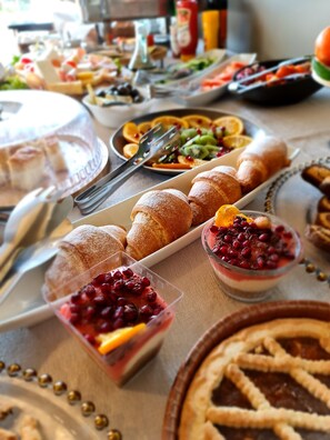 بوفيه فطور مجانًا يوميًا