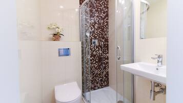 Chuveiro, produtos de toalete grátis, secador de cabelo, piso aquecido