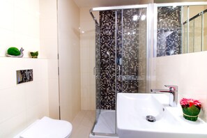 Shower, free toiletries, hair dryer, heated floors