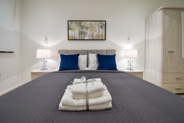 1 habitación, sistema de insonorización y tabla de planchar con plancha