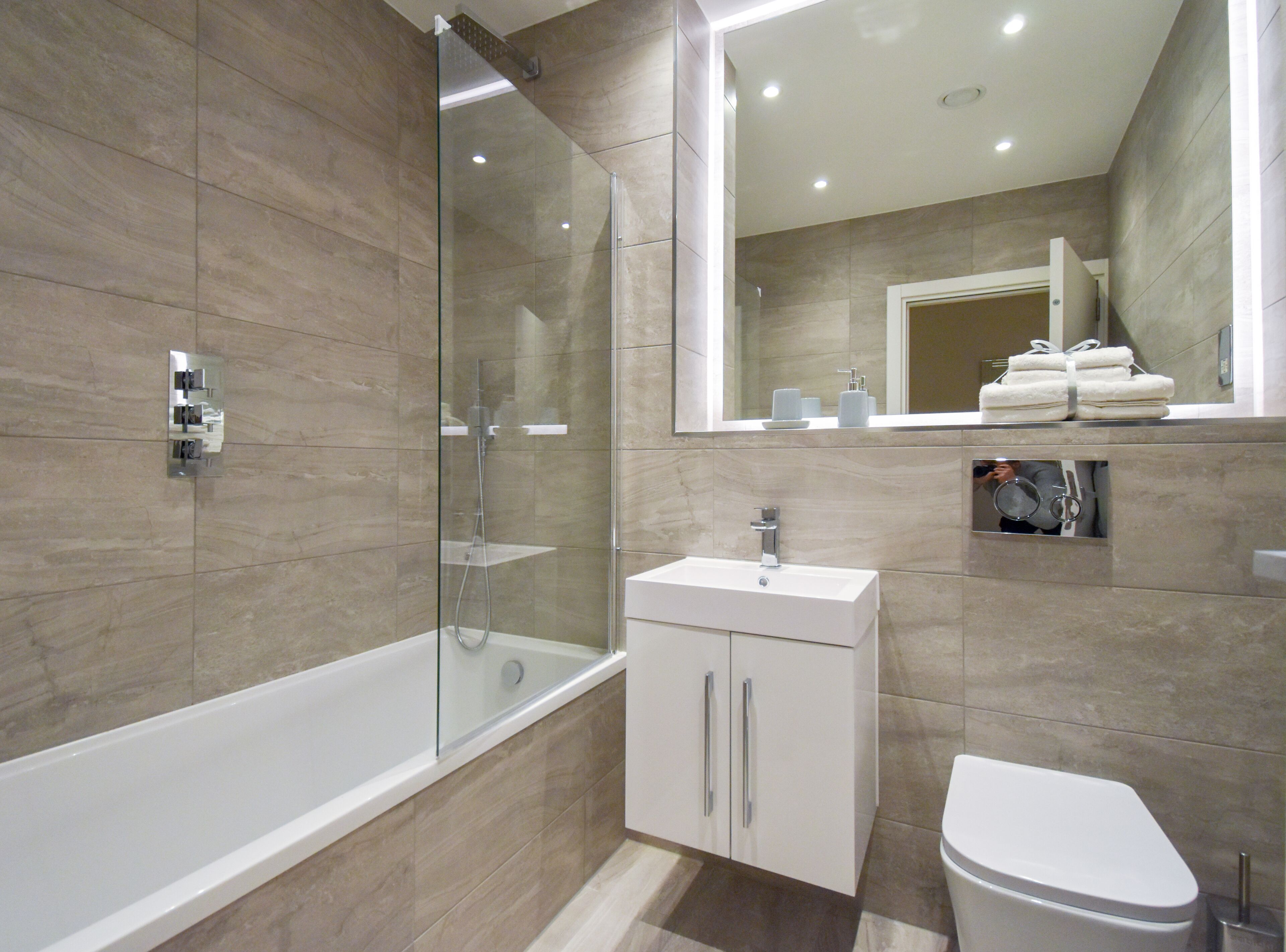 Apartment | Bathroom | Combined shower/tub, free toiletries, hair dryer, towels